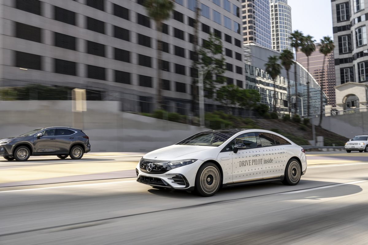 Mercedes-Benz DRIVE PILOT Autonomous Driving on Highway